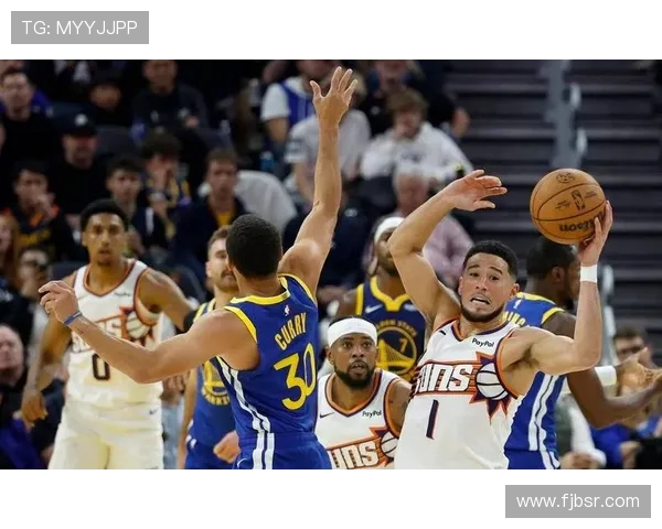 清爽套装亮相步行者众将入场穿搭展现主场篮球气势与球迷共振